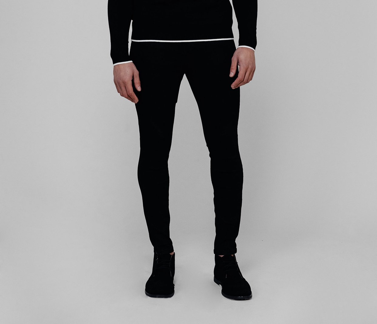 BLACK NON  DISTRESSED JEANS