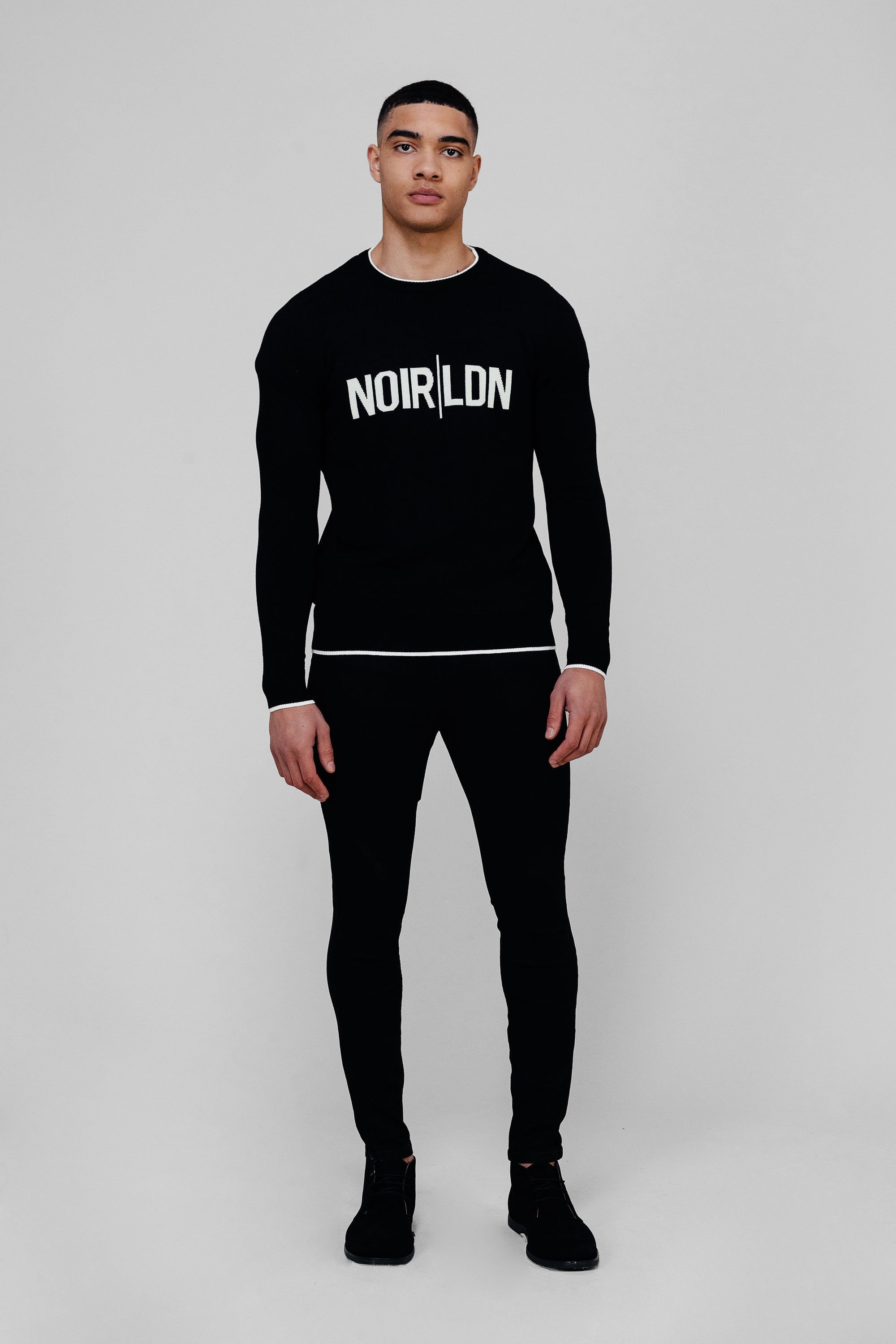 BLACK NON  DISTRESSED JEANS